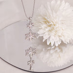 Load image into Gallery viewer, SO SEOUL Let it Snowflake Xmas Aurore Boreale Crystal Christmas Pendant Necklace