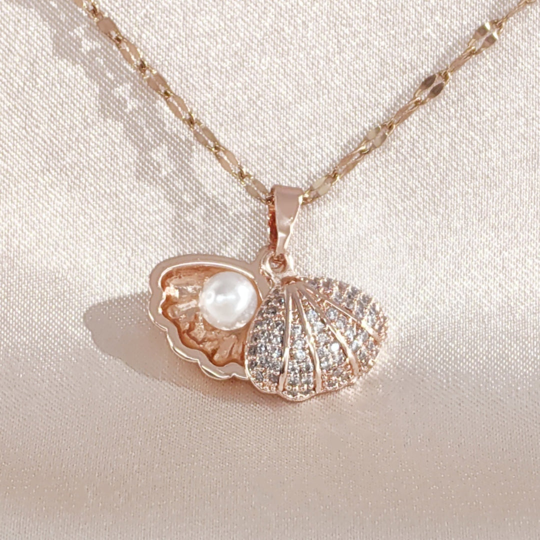SO SEOUL Ocean The Sea Pearl in Seashell Diamond Simulant Cubic Zirconia Silver/Rose Gold Pendant Necklace