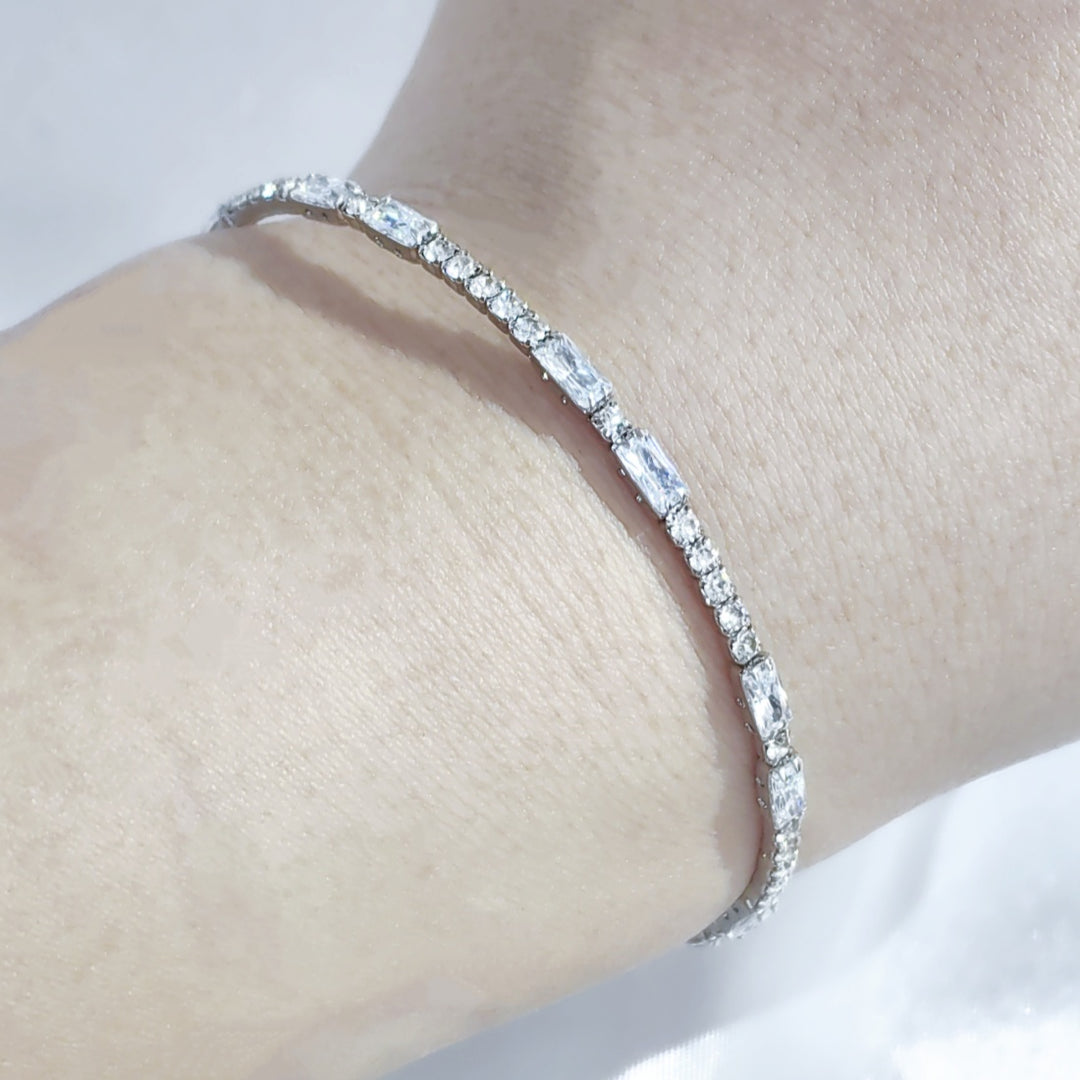 SO SEOUL Chiara Classic Emerald Single Row Austrian Crystal Circle Spiral Adjustable Open-End Bangle