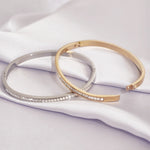 Load image into Gallery viewer, SO SEOUL Allista Classic Single Band One Row Square Diamond Simulant Cubic Zircon Side Hinged Bangle
