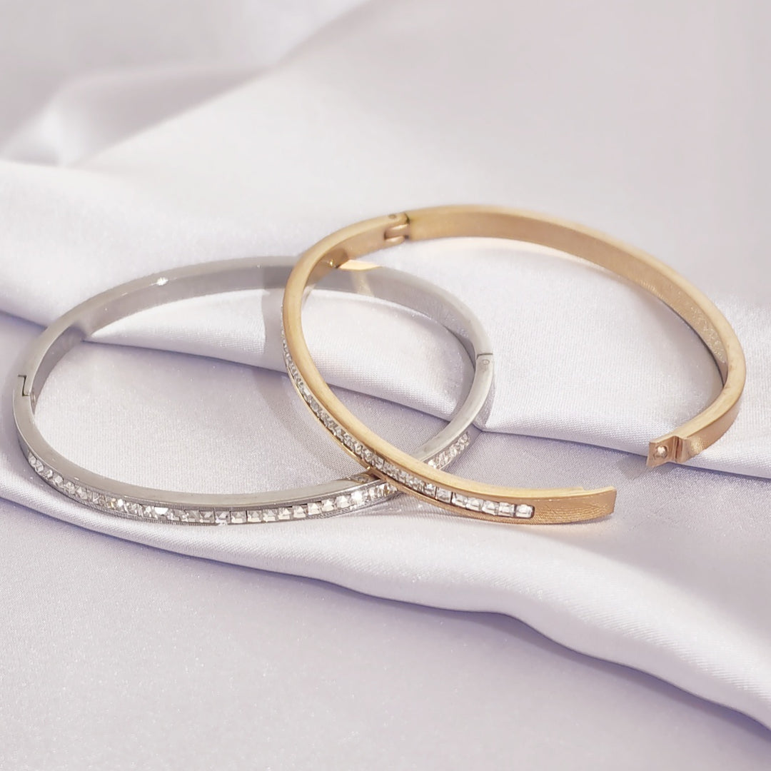 SO SEOUL Allista Classic Single Band One Row Square Diamond Simulant Cubic Zircon Side Hinged Bangle
