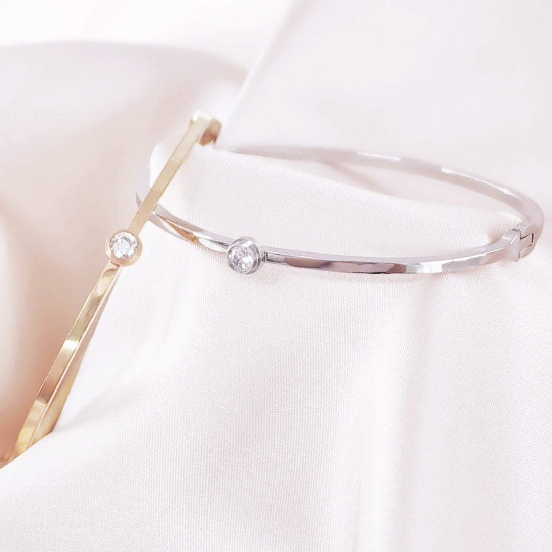 SO SEOUL Athena Round Solitaire Brilliant Cut Bezel Diamond Simulant Cubic Zircon Side Hinged Bangle