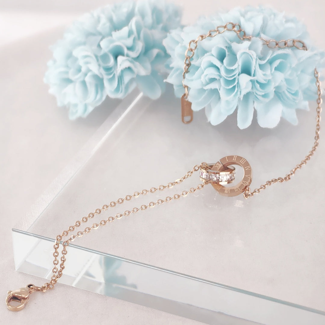 SO SEOUL Roman Numeral Interlocking Bracelet – Rose Gold Full Band CZ Diamond Simulant Circle Charm