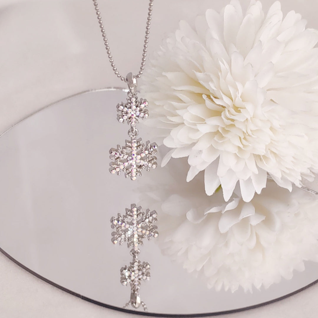 SO SEOUL Let it Snowflake Xmas Aurore Boreale Crystal Christmas Pendant Necklace