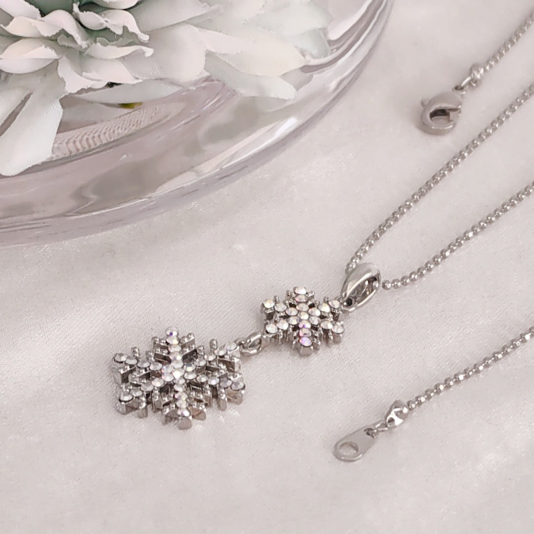 SO SEOUL Let it Snowflake Xmas Aurore Boreale Crystal Christmas Pendant Necklace