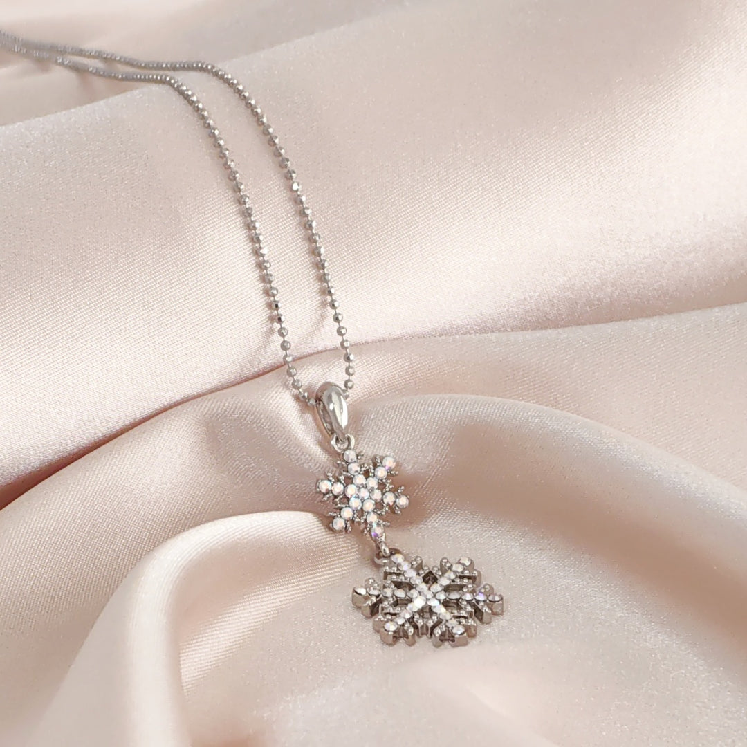 SO SEOUL Let it Snowflake Xmas Aurore Boreale Crystal Christmas Pendant Necklace