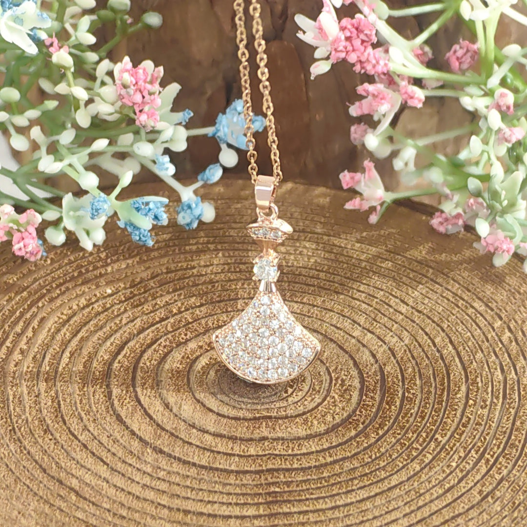 SO SEOUL Roseate Wavy Fan Pavé Diamond Simulant Cubic Zirconia Rose Gold Fixed Chain Necklace