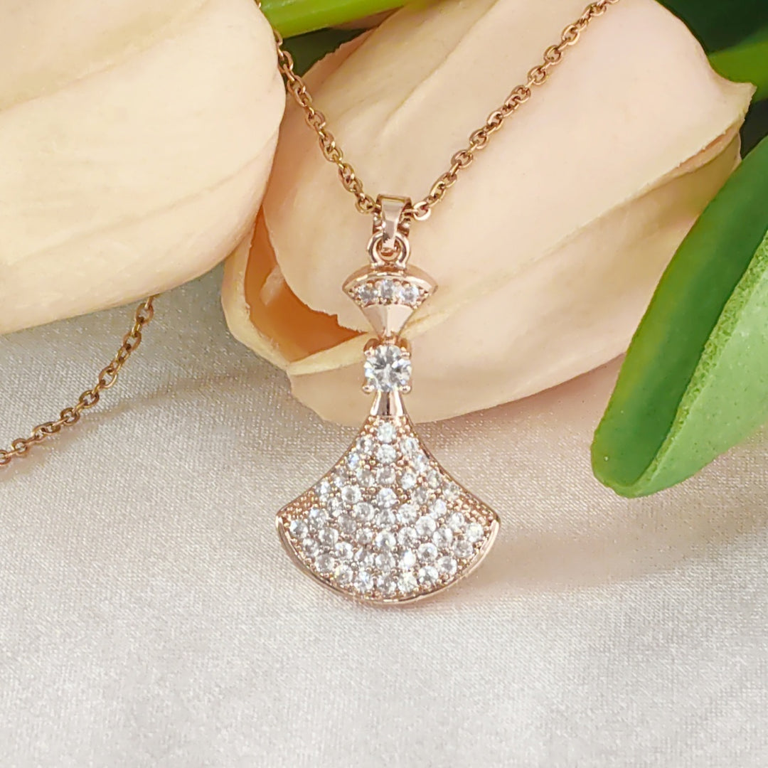 SO SEOUL Roseate Wavy Fan Pavé Diamond Simulant Cubic Zirconia Rose Gold Fixed Chain Necklace