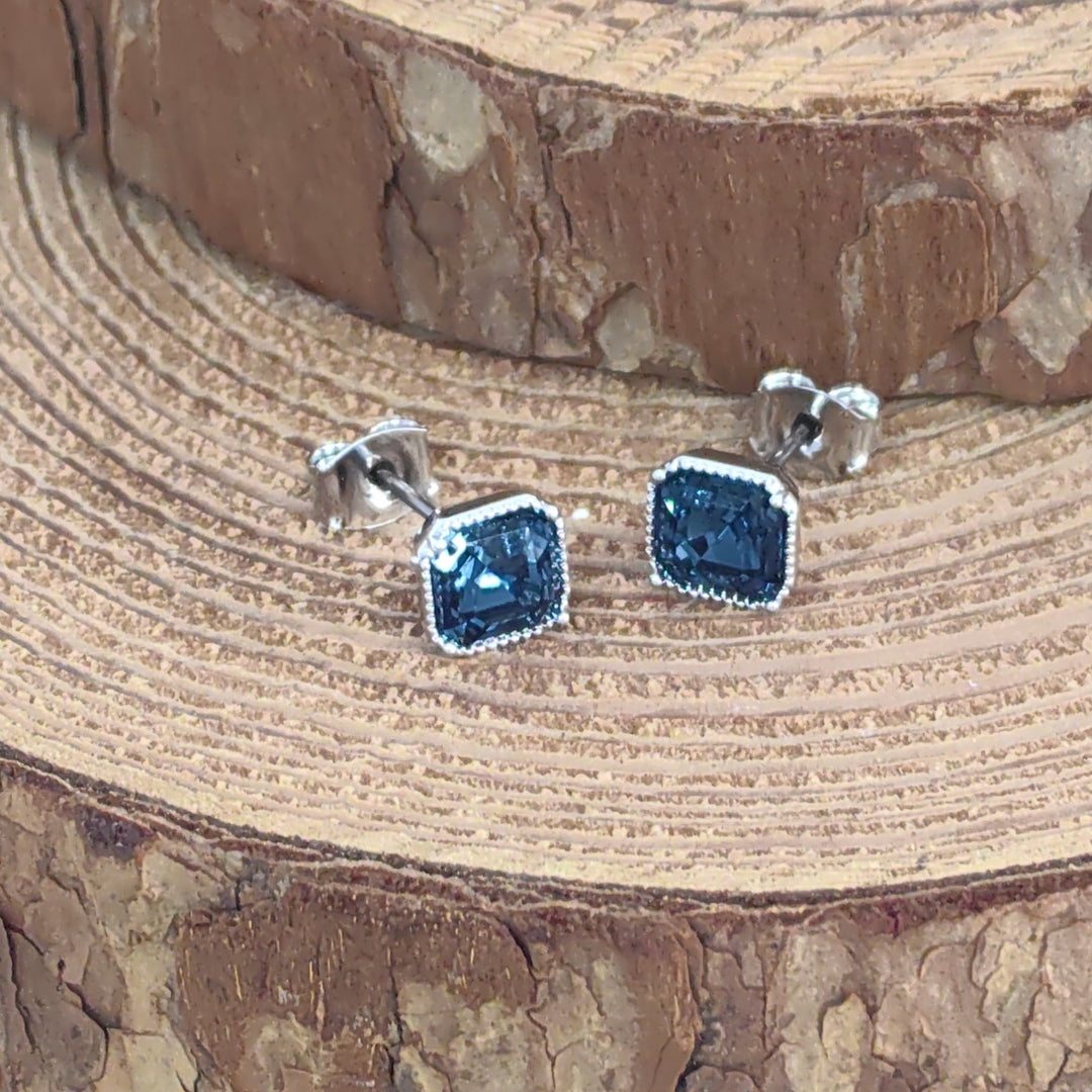 SO SEOUL Lic Crown Emerald Montana Crown Swarovski Crystal Stud Earrings