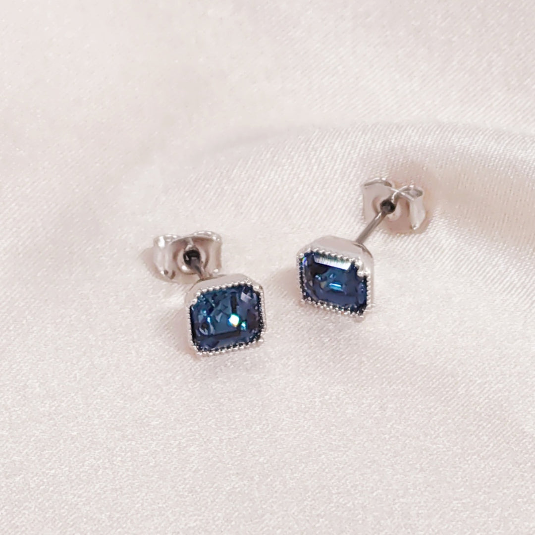 SO SEOUL Lic Crown Emerald Montana Crown Swarovski Crystal Stud Earrings