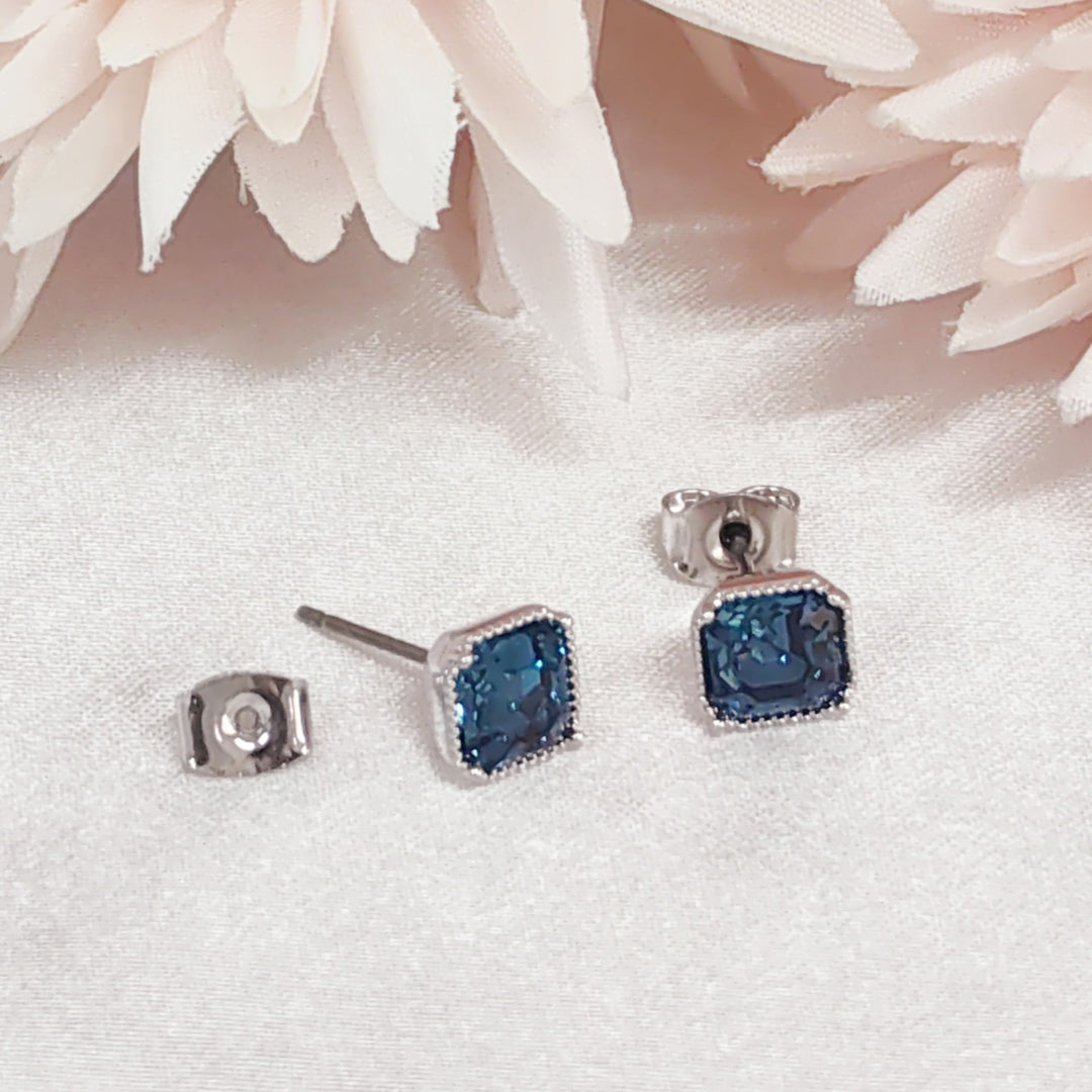 SO SEOUL Lic Crown Emerald Montana Crown Swarovski Crystal Stud Earrings